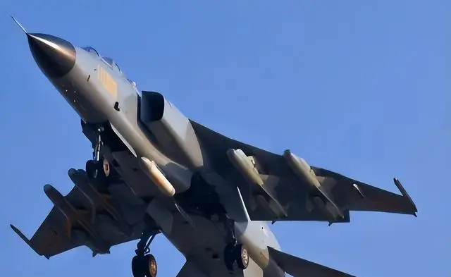 中國(guó)最不肯出售的戰(zhàn)機(jī)，被譽(yù)為無(wú)價(jià)之寶，問(wèn)世30多年風(fēng)采依舊