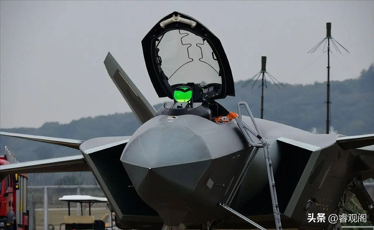 0.3秒定生死！殲-20彈射技術(shù)已封神？兩條賽道藏大國心機